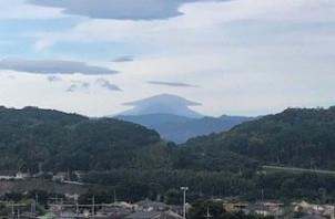 富士山に大きな笠雲・・・